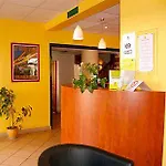 Logis & Restaurant - Le Saint-louis 호텔 La Suze-sur-Sarthe