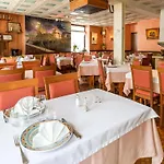 Logis & Restaurant - Le Saint-louis La Suze-sur-Sarthe