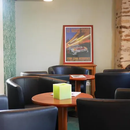 Logis Hotel & Restaurant - Le Saint-Louis La Suze-sur-Sarthe