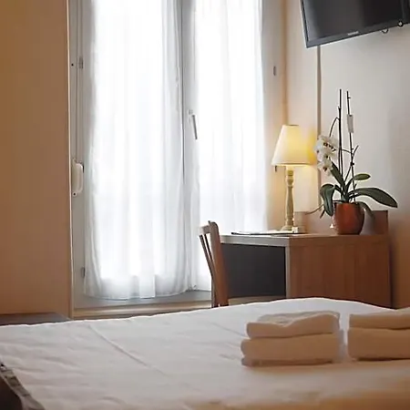 Logis & Restaurant - Le Saint-louis La Suze-sur-Sarthe