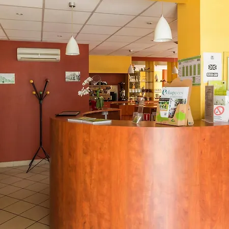 Logis Hotel & Restaurant - Le Saint-Louis La Suze-sur-Sarthe