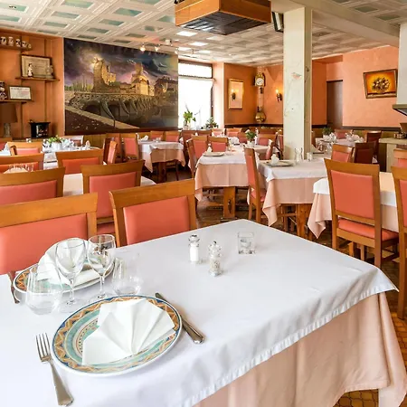 Logis & Restaurant - Le Saint-louis La Suze-sur-Sarthe
