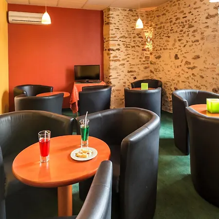 Logis Hotel & Restaurant - Le Saint-Louis La Suze-sur-Sarthe