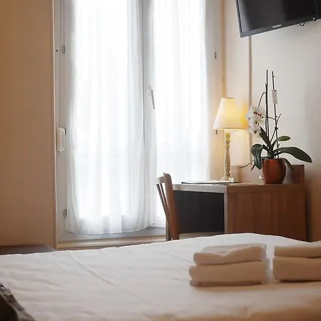 Logis Hotel & Restaurant - Le Saint-Louis 3* La Suze-sur-Sarthe